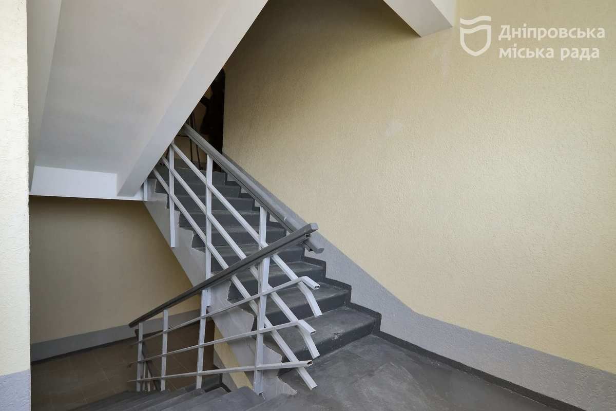 Подъезд, на который пришлось основное поражение, отремонтировали Подъезд, на который пришлось основное поражение, отремонтировали