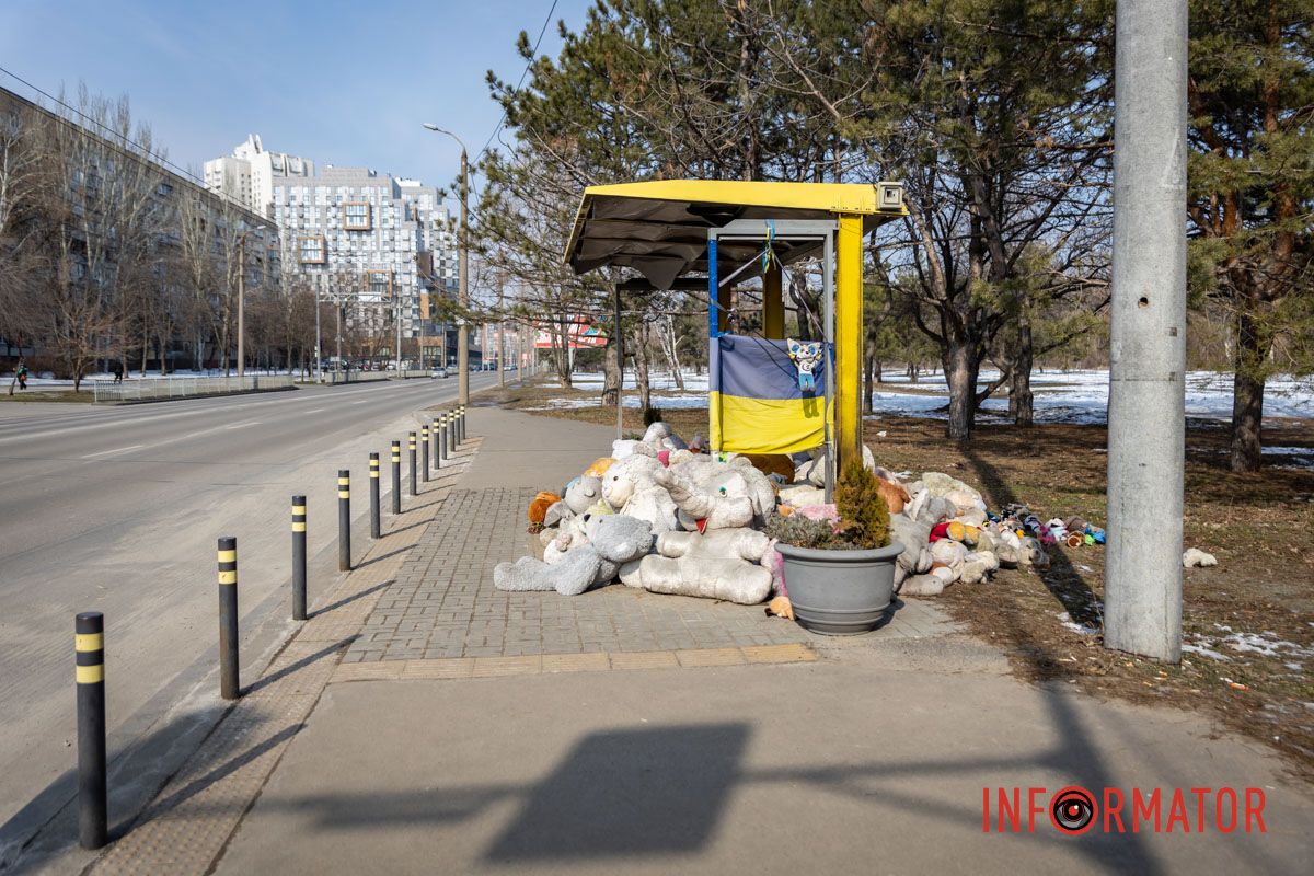 У Дніпрі на Набережній Перемоги пошкодили імпровізований меморіал на місці трагедії У Дніпрі на Набережній Перемоги пошкодили імпровізований меморіал на місці трагедії