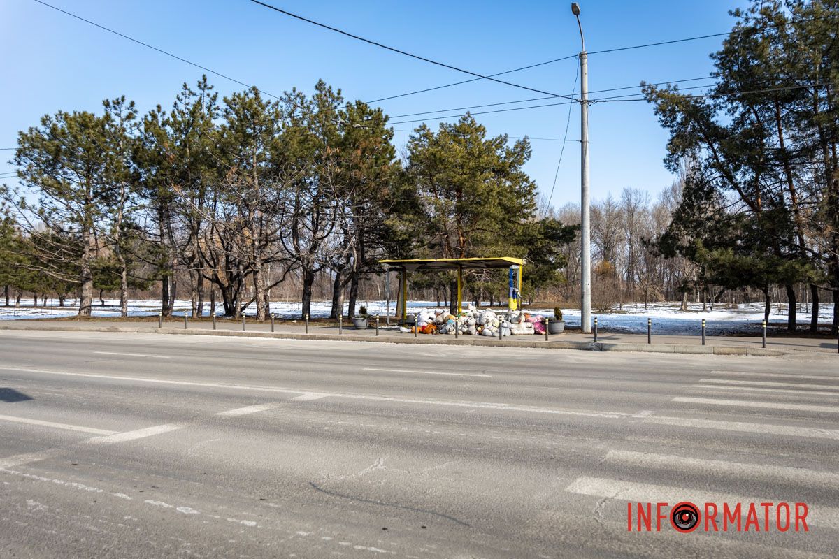 Навпроти будинку 118 розкидали дитячі іграшки, які люди приносили в пам’ять про загиблих Навпроти будинку 118 розкидали дитячі іграшки, які люди приносили в пам’ять про загиблих