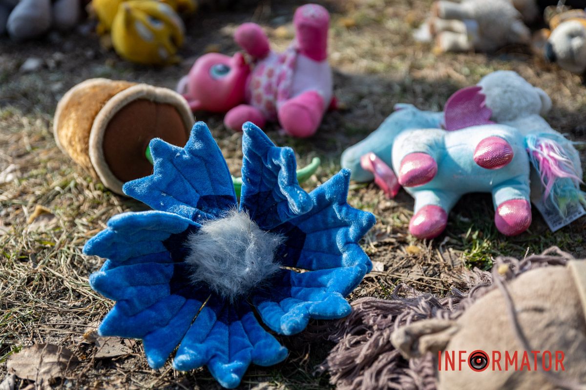 Іграшки, які приносили в пам’ять про загиблих, опинилися на землі Іграшки, які приносили в пам’ять про загиблих, опинилися на землі