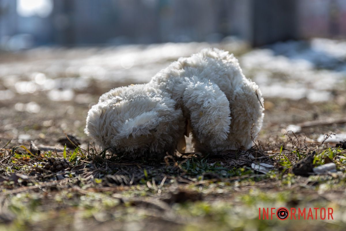 Невідомі зруйнували імпровізований меморіал біля зупинки Невідомі зруйнували імпровізований меморіал біля зупинки