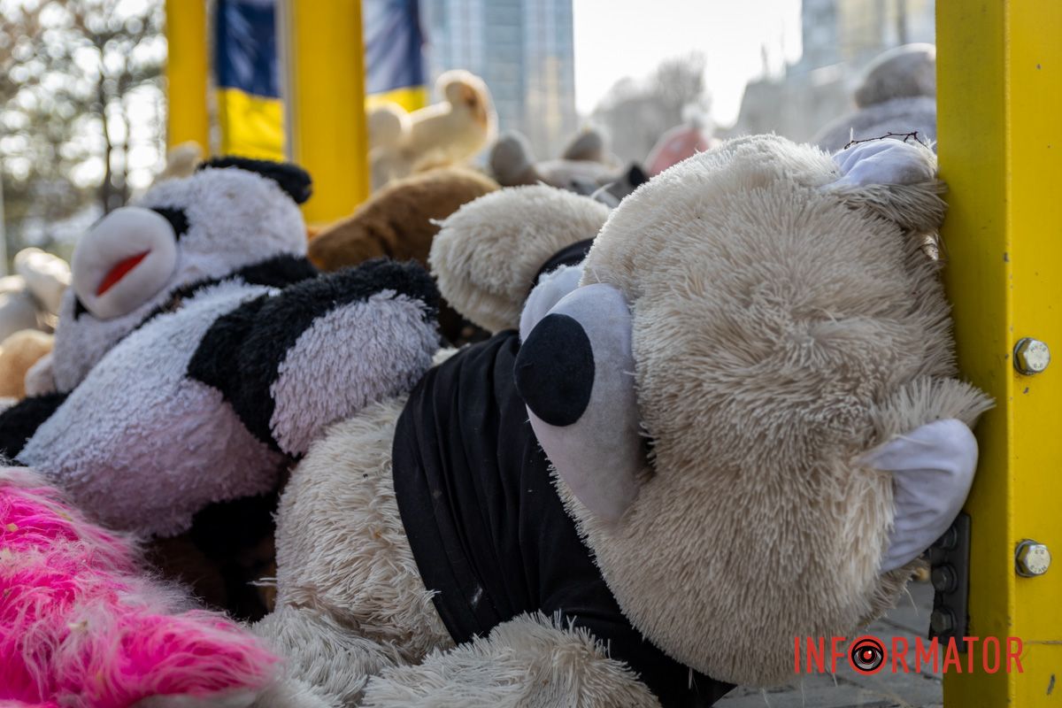 Люди приносили ці іграшки на місце ракетного удару Люди приносили ці іграшки на місце ракетного удару