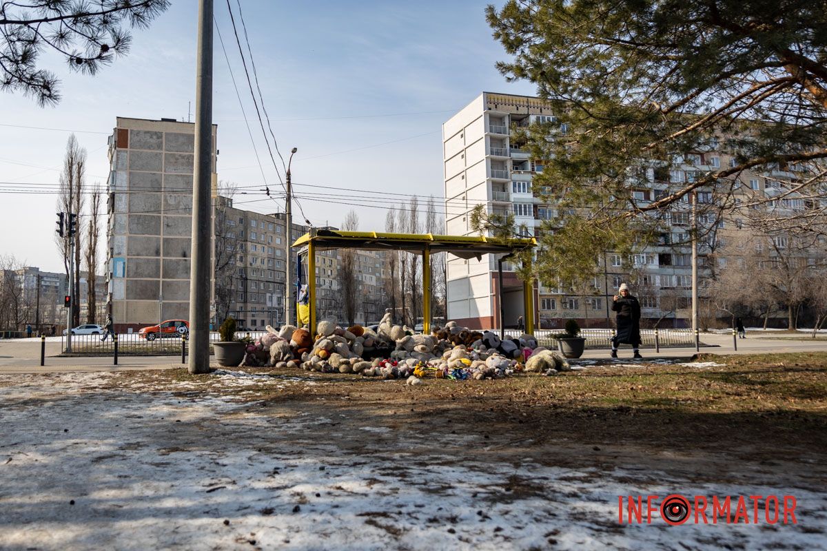 Понівечена пам’ять: хтось розкидав іграшки та свічки Понівечена пам’ять: хтось розкидав іграшки та свічки