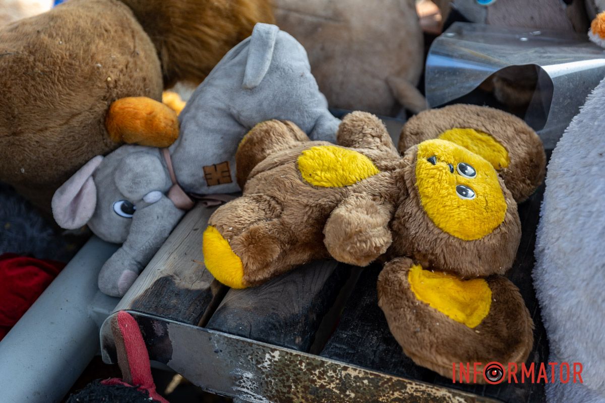 Залишки народного меморіалу після вандалізму Залишки народного меморіалу після вандалізму