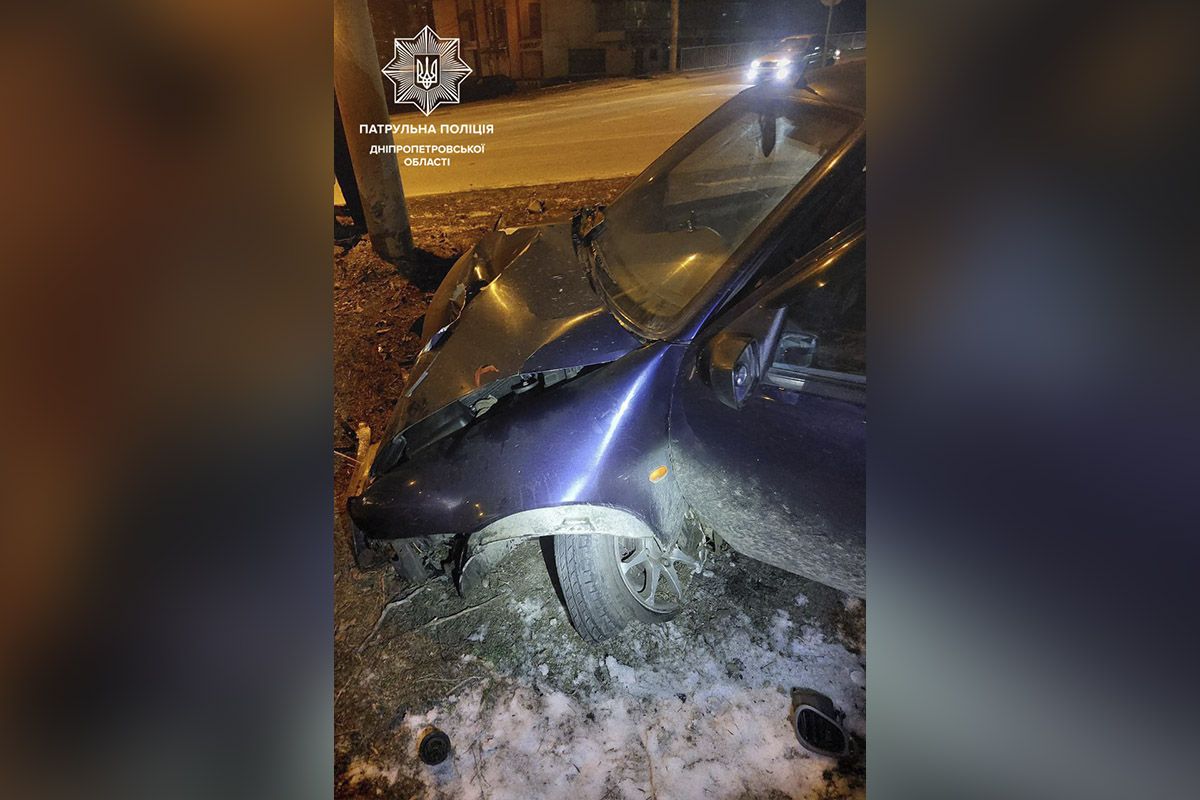 Ford у Дніпрі врізався у стовп Ford у Дніпрі врізався у стовп