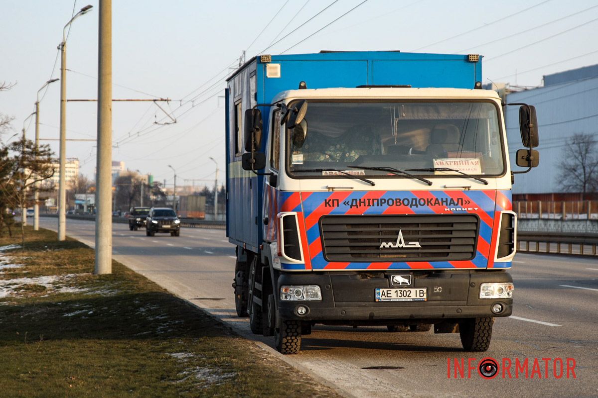 Фахівці докладають всіх зусиль аби як найшвидше відновити водопостачання. Через аварію на трубопроводі значна частина Дніпра залишилася без води 13