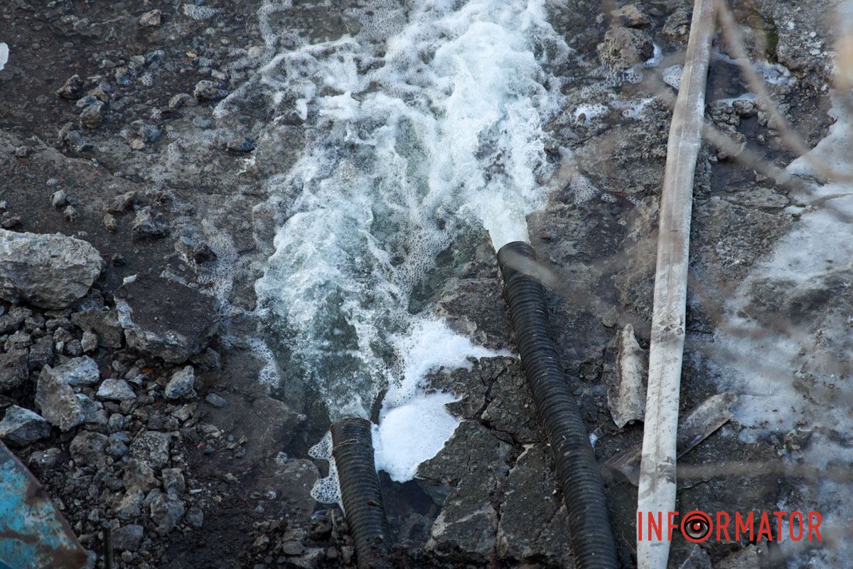 Технікою відкачують воду Через аварію на трубопроводі значна частина Дніпра залишилася без води 12