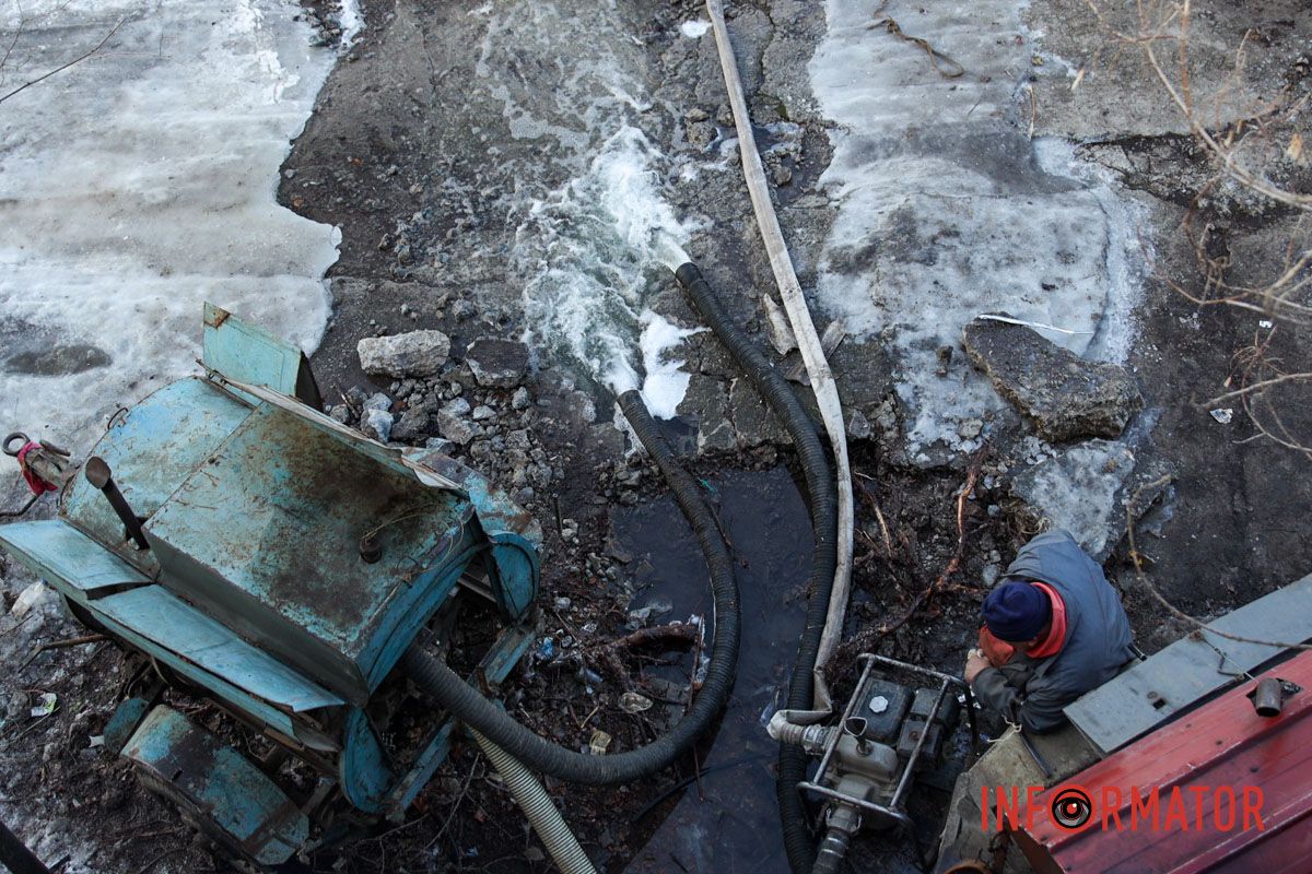 На місці аварії працює три бригади комунальників Через аварію на трубопроводі значна частина Дніпра залишилася без води 5