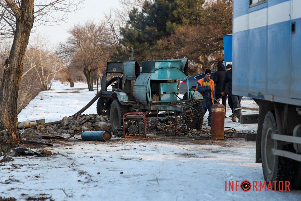 Без води залишився житловий масив Перемога 1, 2, 3, 4, 5, 6 Через аварію на трубопроводі значна частина Дніпра залишилася без води 8