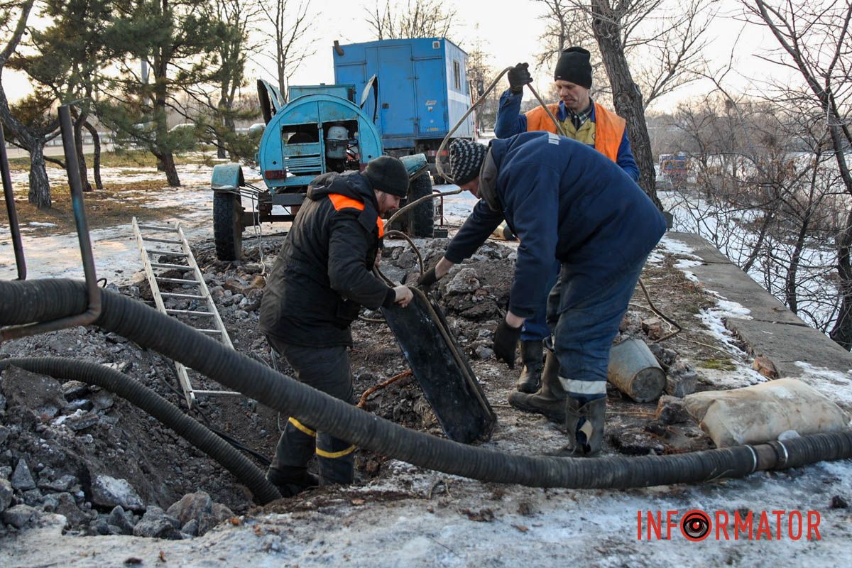 Аварія стался на Набережній Заводській, 30 Через аварію на трубопроводі значна частина Дніпра залишилася без води 6