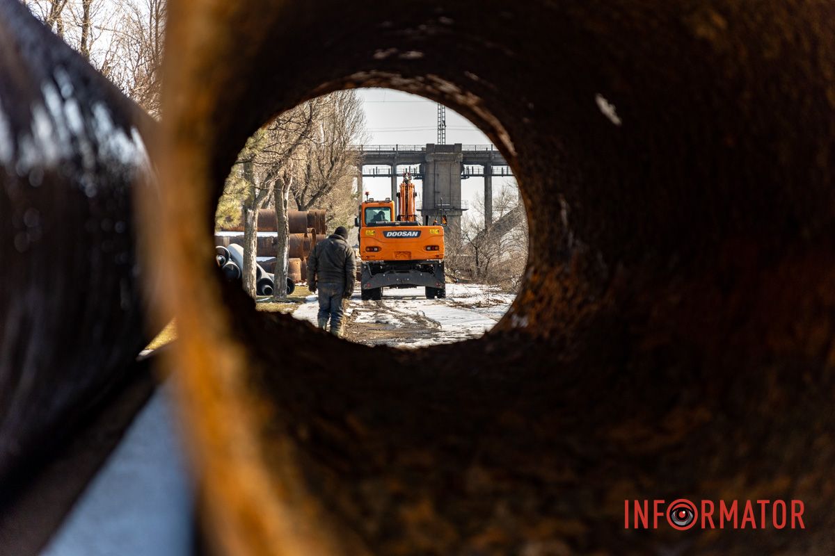 Стару сталеву іржаву трубу демонтують, а на її місці встановлять три нові поліетиленові трубопроводи Стару сталеву іржаву трубу демонтують, а на її місці встановлять три нові поліетиленові трубопроводи