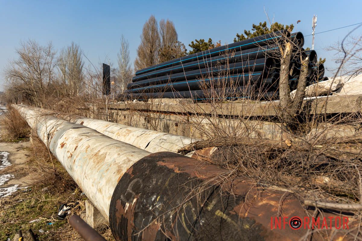 Робітники демонтують стару трубу Робітники демонтують стару трубу