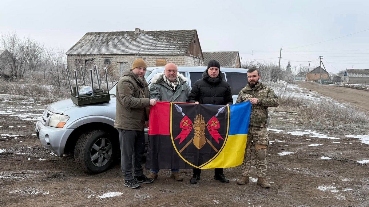 Защитникам из Каменского передали автомобиль, РЭБ и вкусности