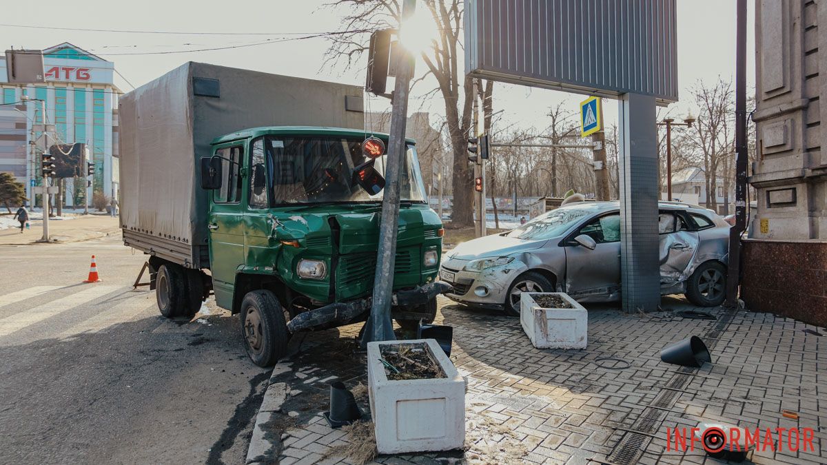 В Днепре на Сечевых Стрельцов грузовик столкнулся с Renault и въехал в светофор