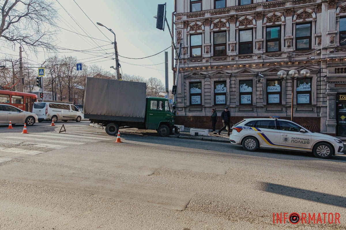 В пятницу, 28 февраля, в Днепре произошла авария В Днепре на Сечевых Стрельцов грузовик столкнулся с Renault и въехал в светофор 1