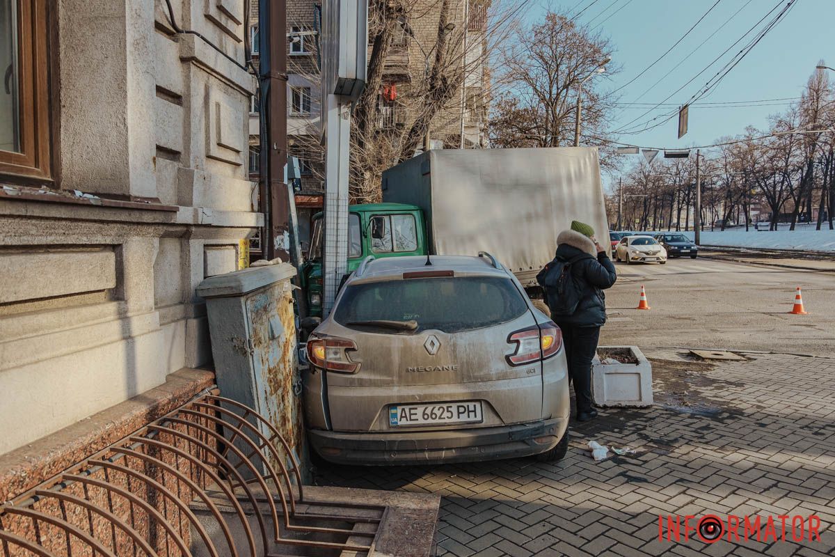 Mercedes двигался в сторону центра по улице Сечевых Стрельцов, а водитель Renault ехал по улице Святослава Храброго В Днепре на Сечевых Стрельцов грузовик столкнулся с Renault и въехал в светофор 6