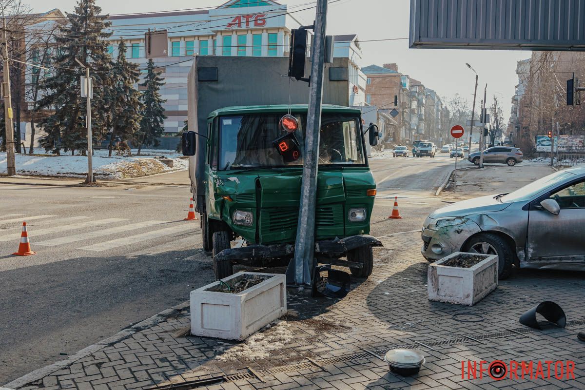 Вероятно, у грузовика могли отказать тормоза. В Днепре на Сечевых Стрельцов грузовик столкнулся с Renault и въехал в светофор 7