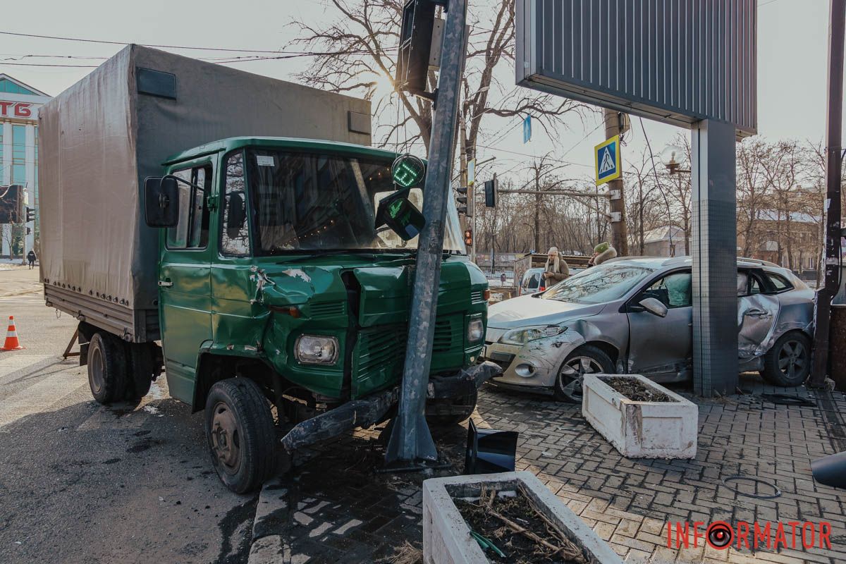 Во время аварии в салоне Renault сработали подушки безопасности В Днепре на Сечевых Стрельцов грузовик столкнулся с Renault и въехал в светофор 9