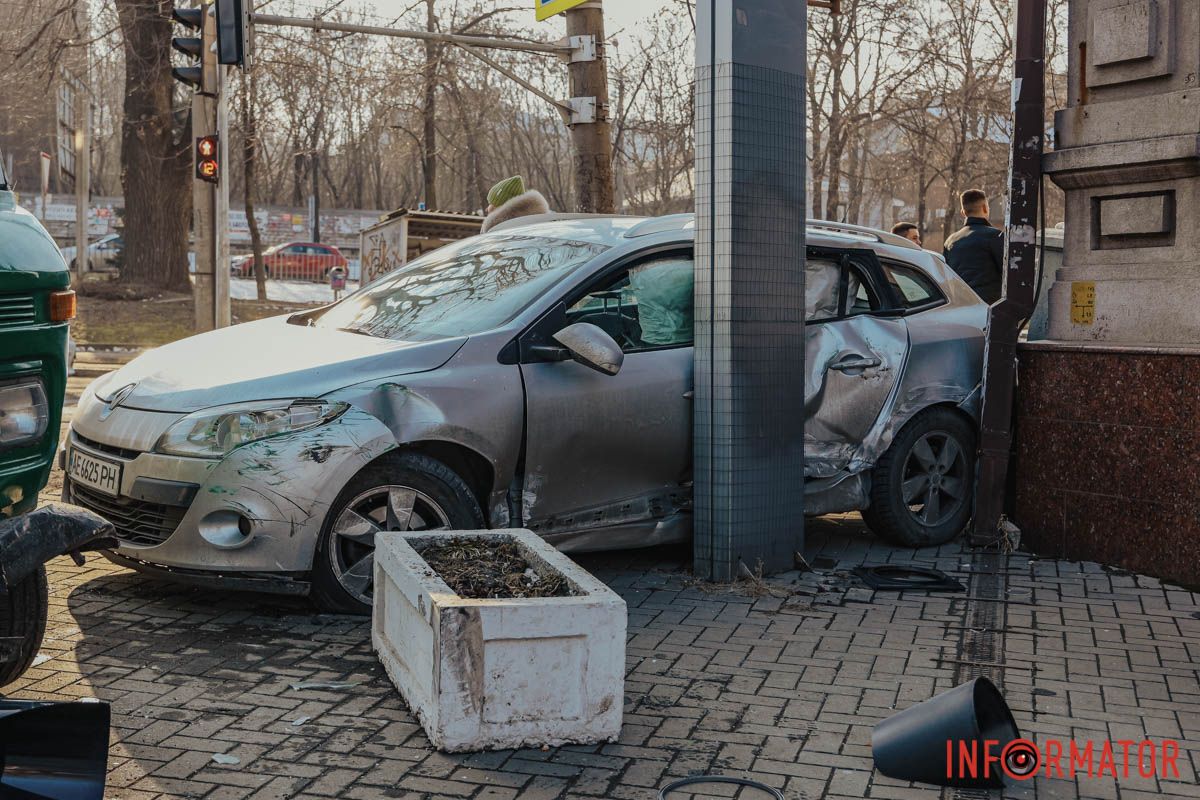 Водитель не смог избежать столкновения В Днепре на Сечевых Стрельцов грузовик столкнулся с Renault и въехал в светофор 8