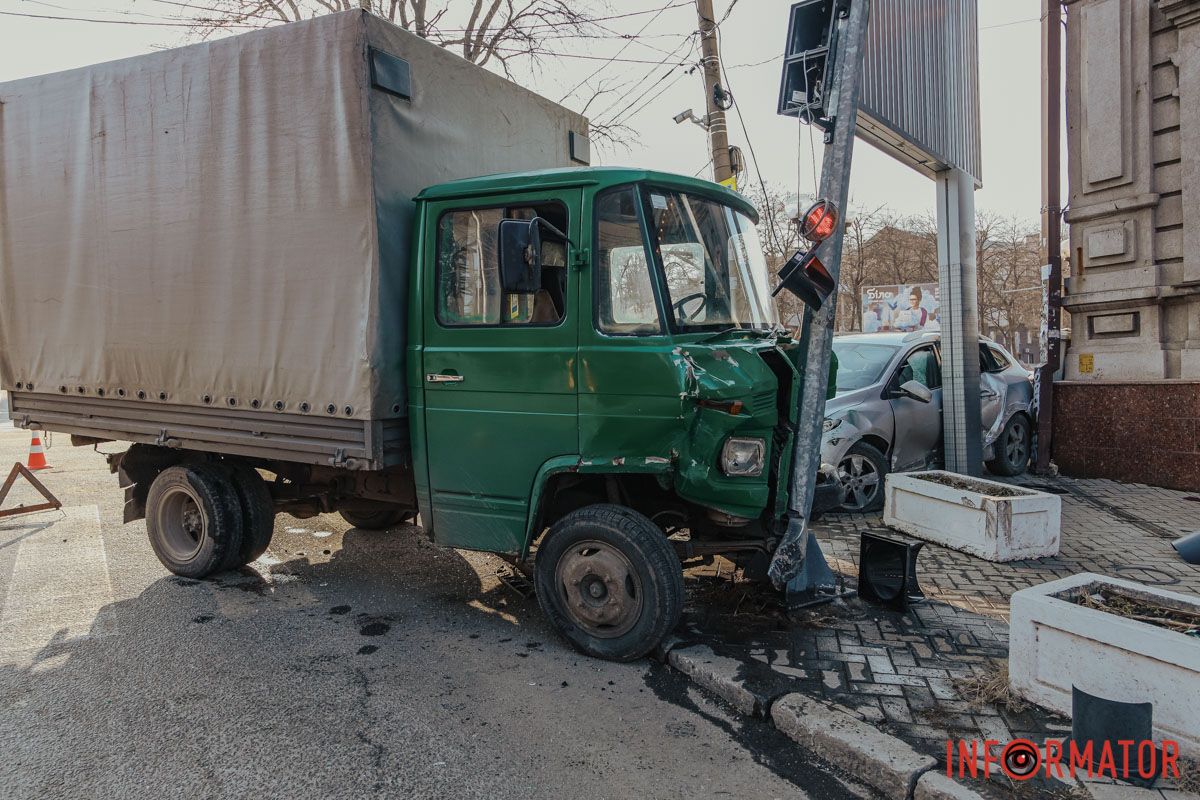 На дороге остались обломки от автомобилей В Днепре на Сечевых Стрельцов грузовик столкнулся с Renault и въехал в светофор 10