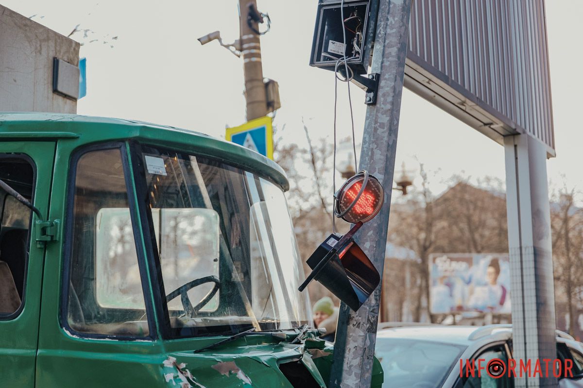 Повреждение получил и сам светофор В Днепре на Сечевых Стрельцов грузовик столкнулся с Renault и въехал в светофор 11