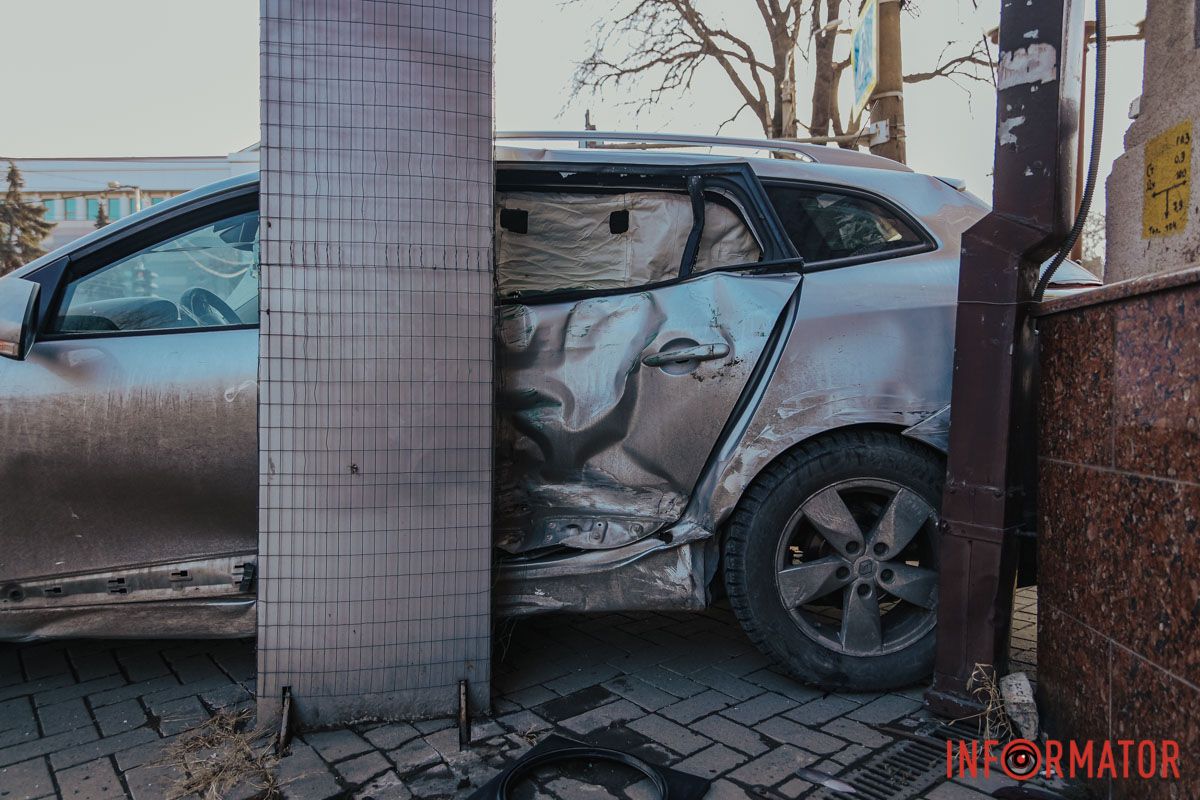 Также можно увидеть кровь, но детали неизвестны В Днепре на Сечевых Стрельцов грузовик столкнулся с Renault и въехал в светофор 12