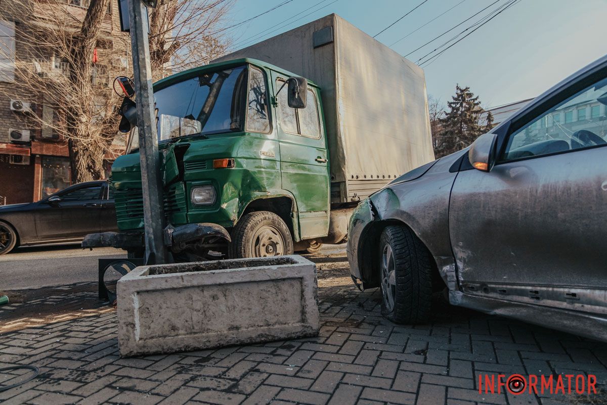 Из-за аварии движение перекрестком затруднено В Днепре на Сечевых Стрельцов грузовик столкнулся с Renault и въехал в светофор 13