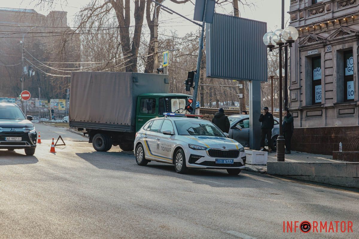 Учитывайте эту информацию при планировании поездок В Днепре на Сечевых Стрельцов грузовик столкнулся с Renault и въехал в светофор 15