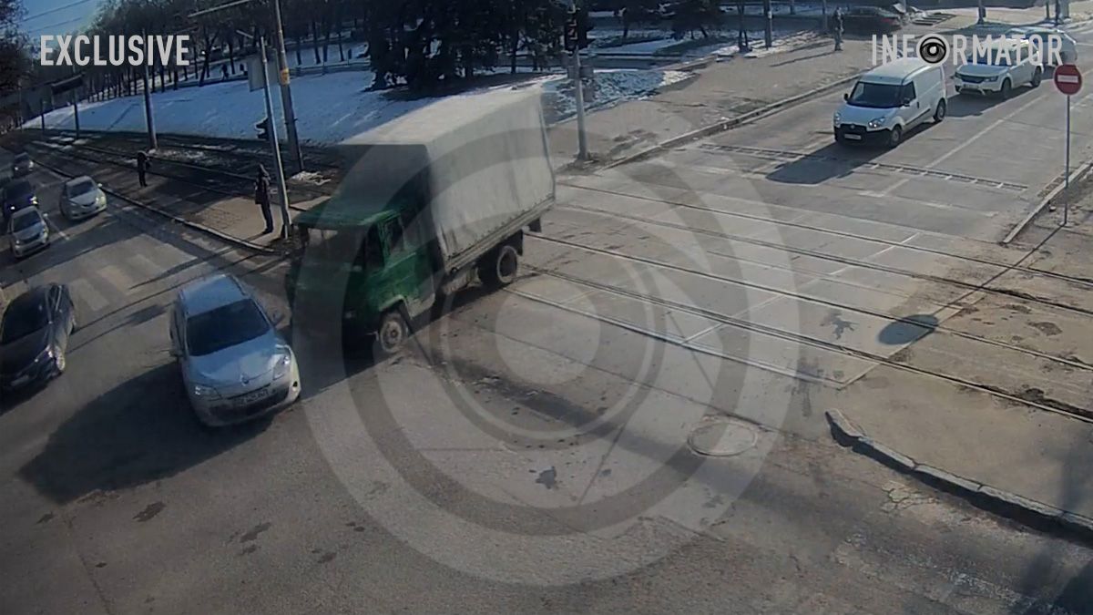 Видео момента ДТП: в Днепре водитель грузовика «без тормозов» после столкновения с Renault влетел в светофор