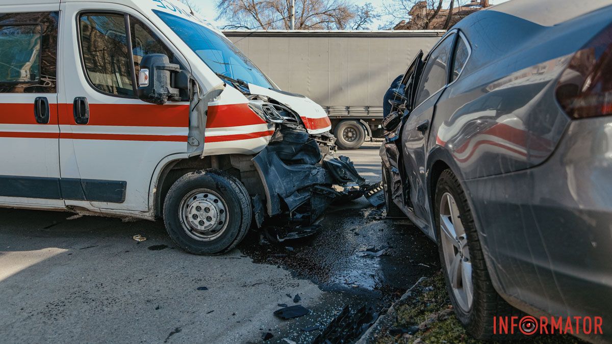 У Дніпрі на Антоновича Volkswagen врізався в “швидку”