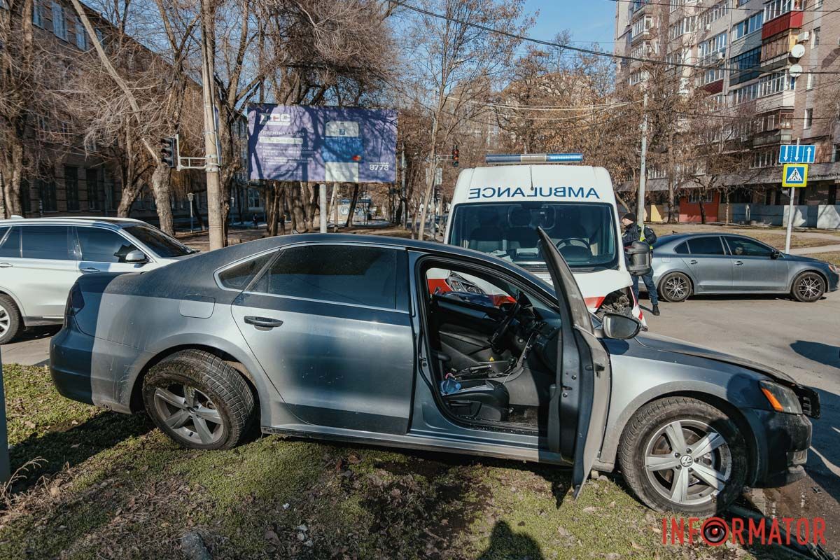 У Дніпрі на Антовича Volkswagen врізався в “швидку” 1