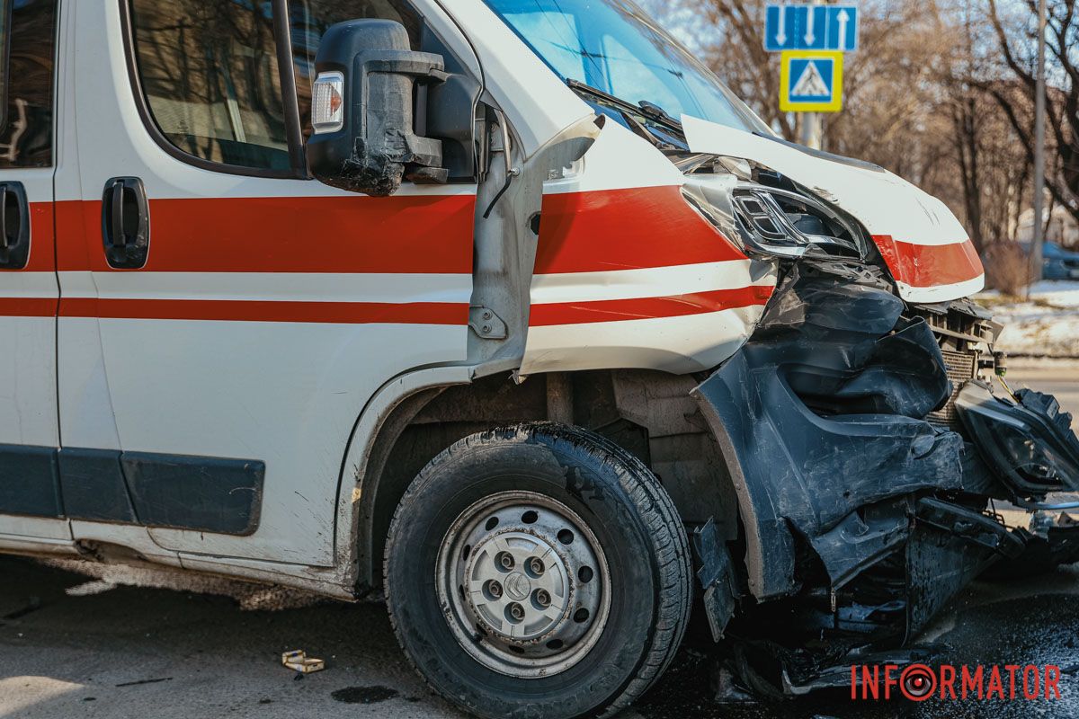 У Дніпрі на Антовича Volkswagen врізався в “швидку” 2