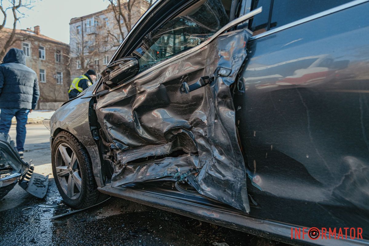 У Дніпрі на Антовича Volkswagen врізався в “швидку” 11