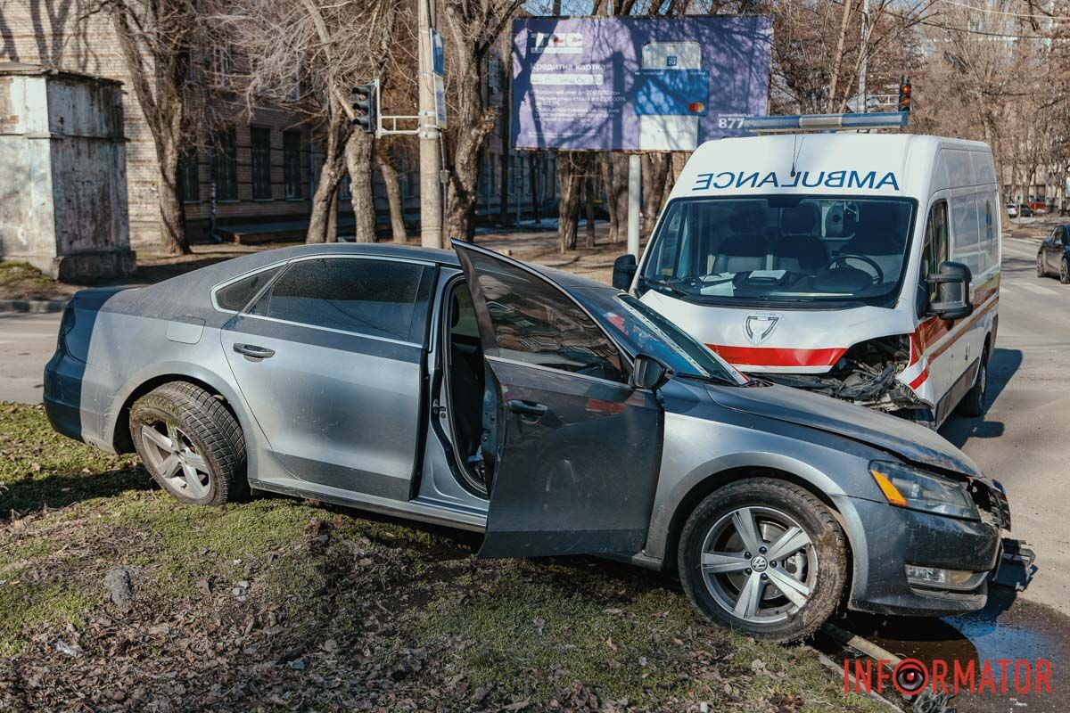 У Дніпрі на Антовича Volkswagen врізався в “швидку” 10