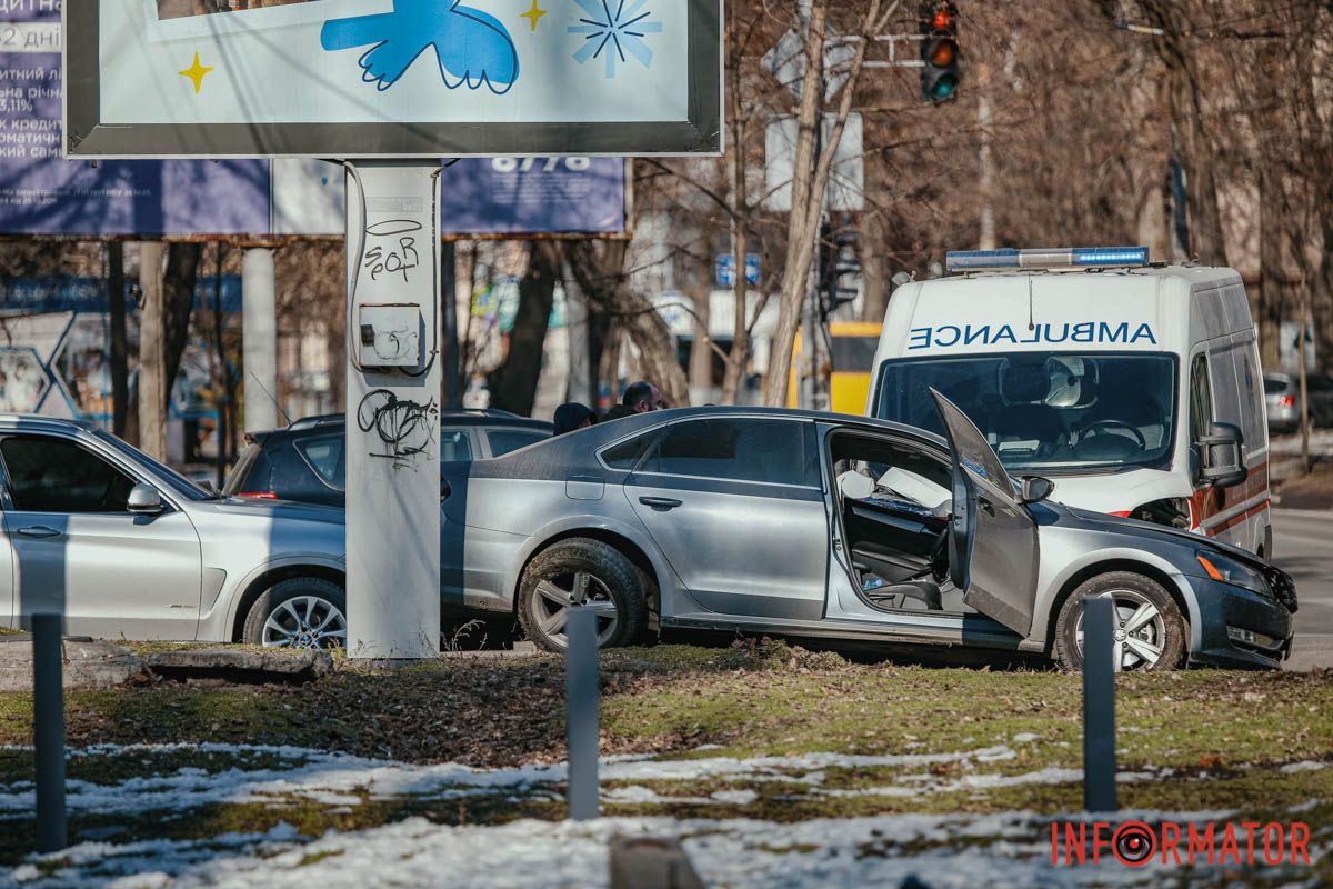 У Дніпрі на Антовича Volkswagen врізався в “швидку” 7