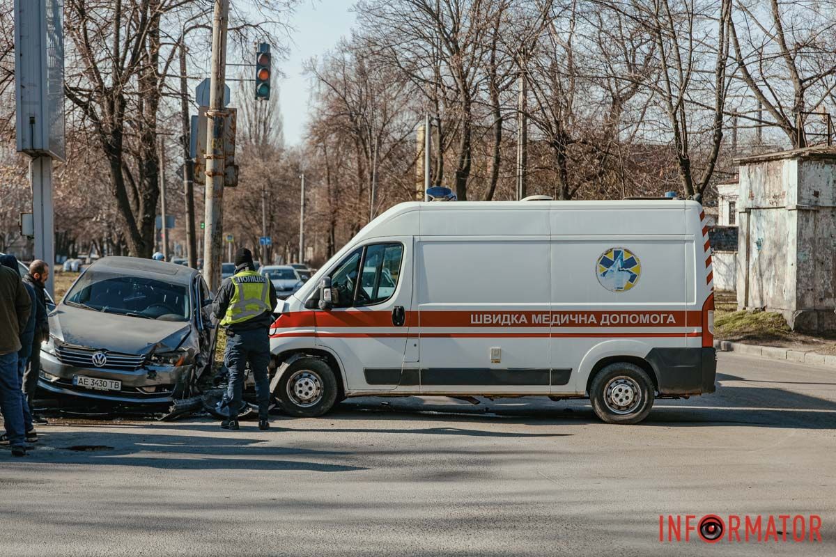 У Дніпрі на Антовича Volkswagen врізався в “швидку” 6