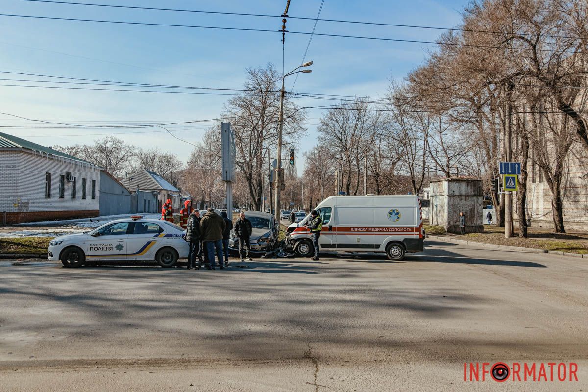 У Дніпрі на Антовича Volkswagen врізався в “швидку” 3