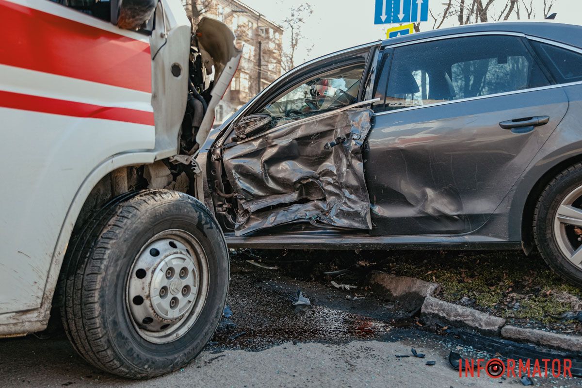 У Дніпрі на Антовича Volkswagen врізався в “швидку” 9