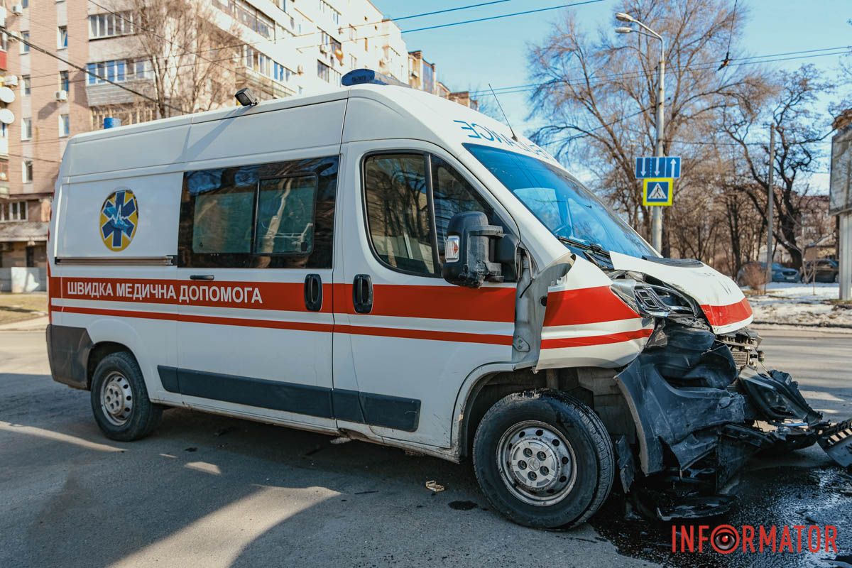 У Дніпрі на Антовича Volkswagen врізався в “швидку” 8