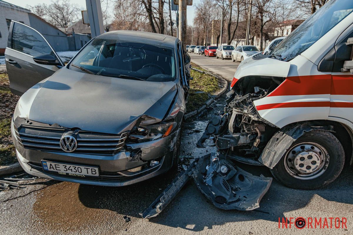 У Дніпрі на Антовича Volkswagen врізався в “швидку” 5