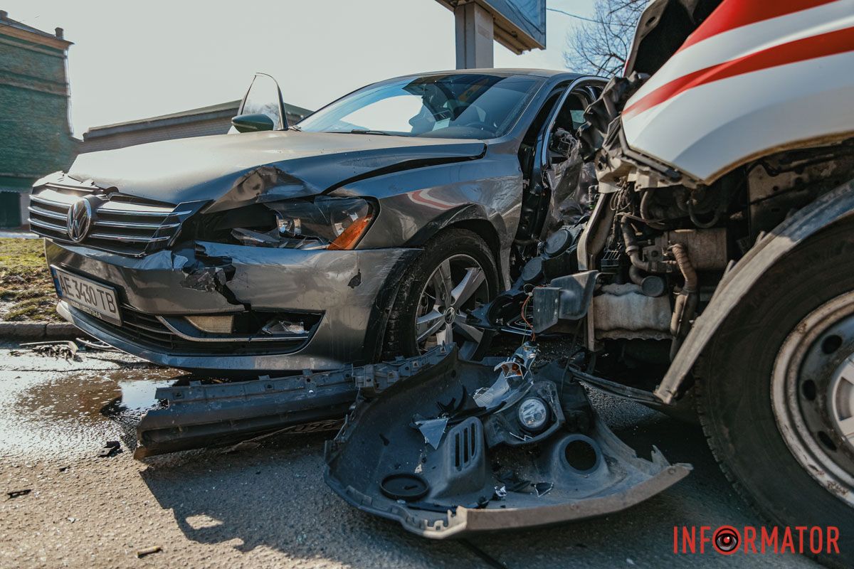 У Дніпрі на Антовича Volkswagen врізався в “швидку” 4