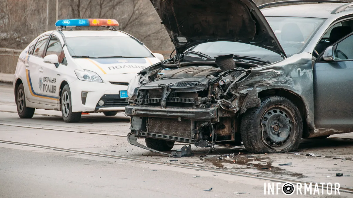 В Днепре на Святослава Храброго столкнулись Volkswagen и Mercedes, пострадавший в больнице