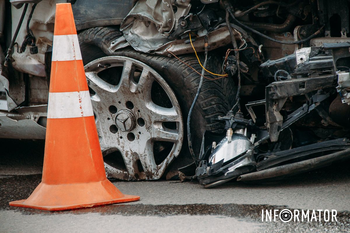 Зіткнулись Volkswagen та Mercedes Зіткнулись Volkswagen та Mercedes