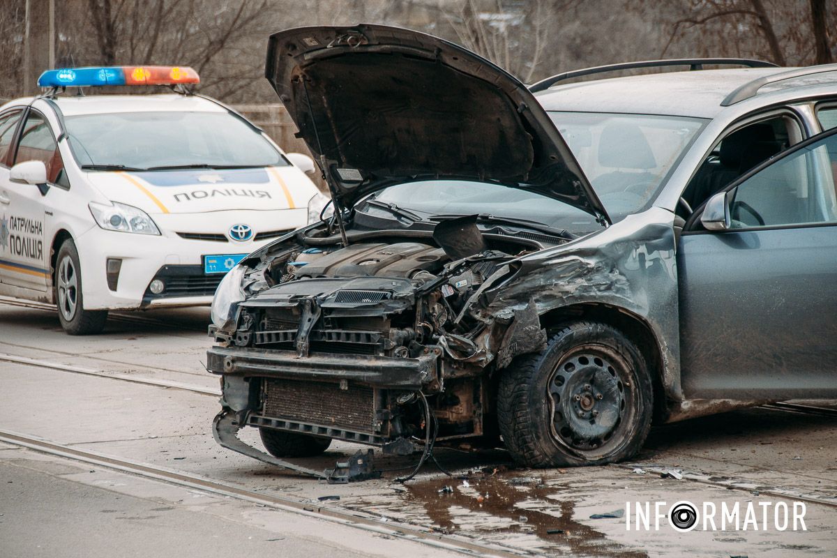 Автівка через ДТП зазнала серйозних пошкоджень Автівка через ДТП зазнала серйозних пошкоджень