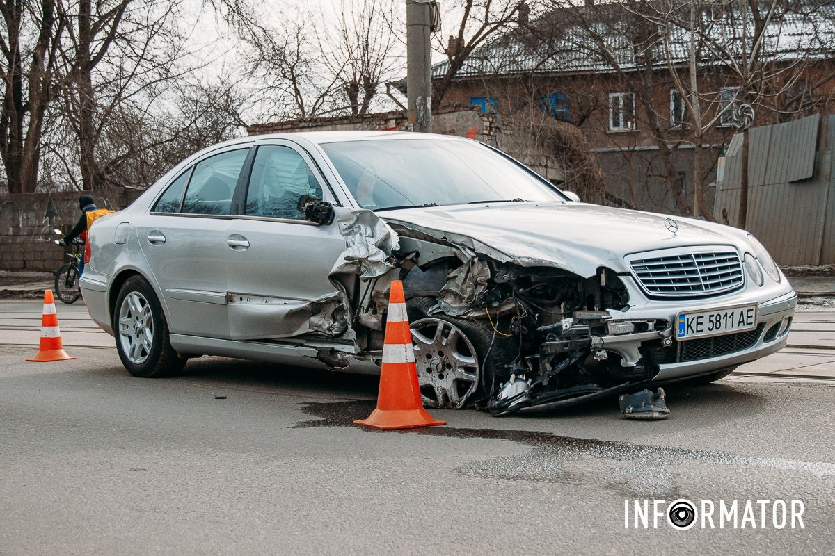 Обидві машини їхали зі сторони проспекта Науки Обидві машини їхали зі сторони проспекта Науки
