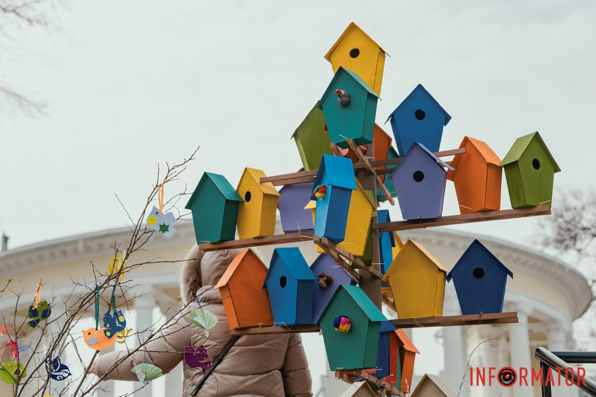 Відвідувачі фотографуються біля святкових фотозон