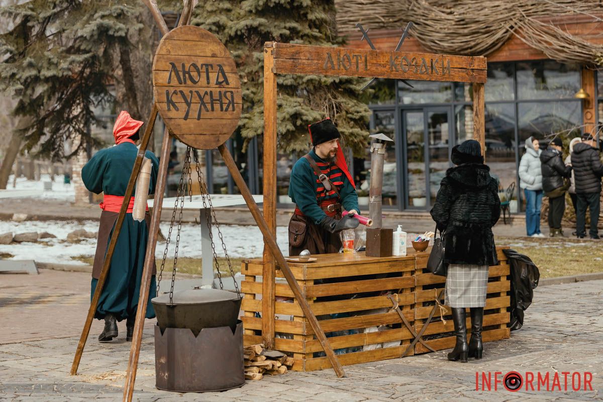 Музиканти створюють атмосферу справжнього народного гуляння