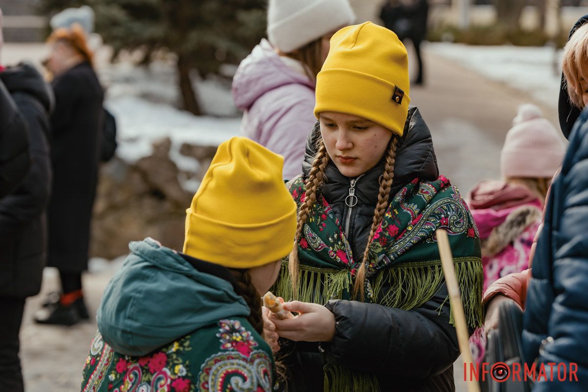 Дніпряни проводжають зиму з піснями та танцями
