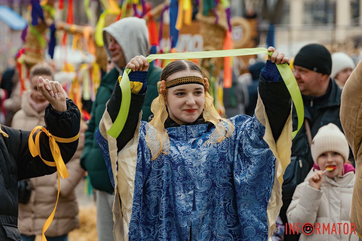Відвідувачі беруть участь у традиційних обрядах