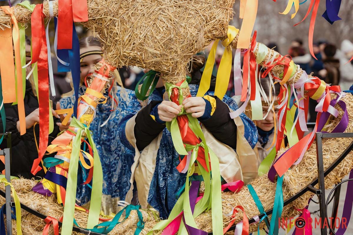 Родини проводять час разом